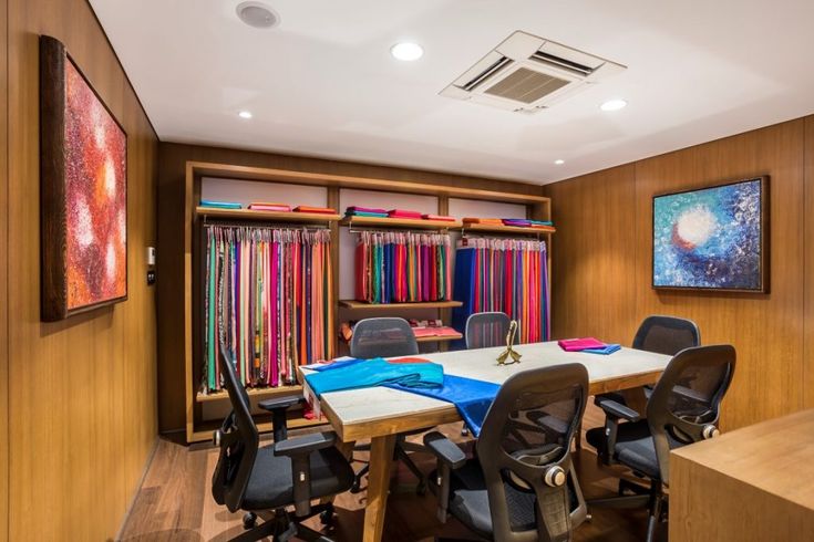 Textile store contact support